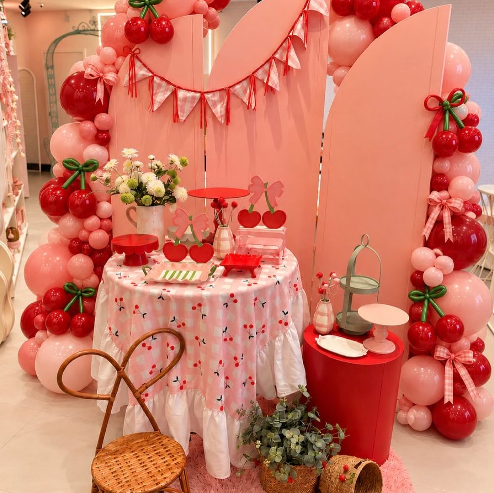 Decoração com tema de cerejas, balões e mesa posta