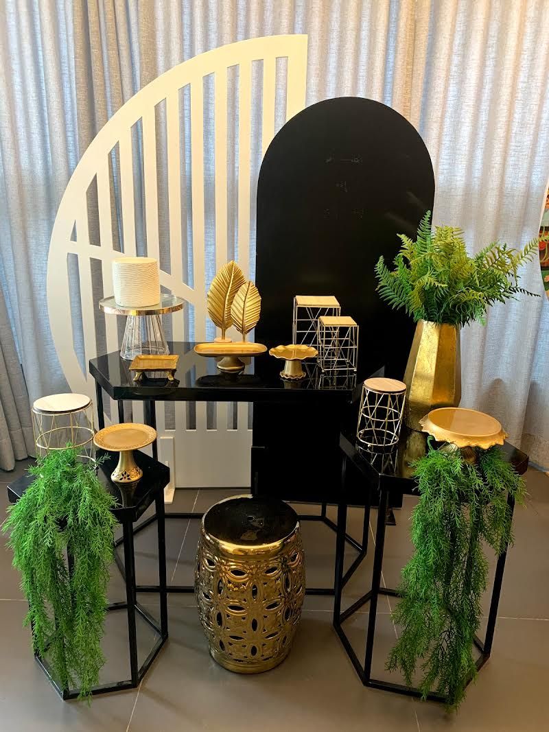 Decoração para festa adulto com painel preto e plantas