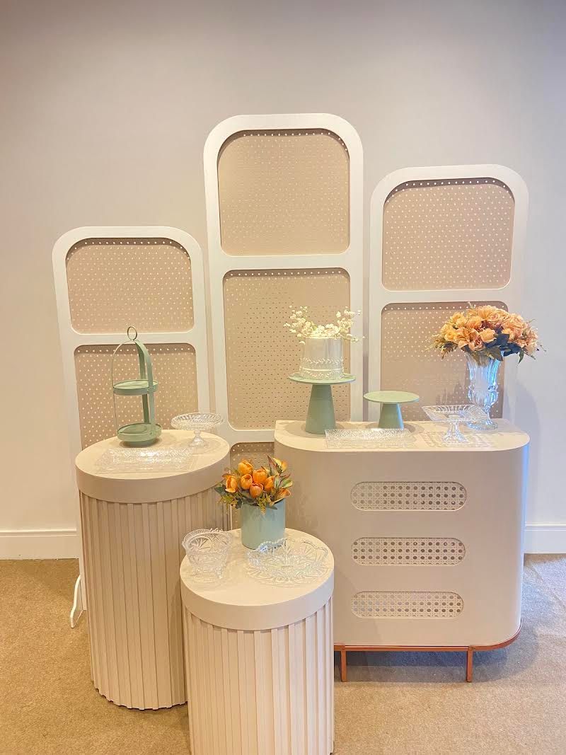 Decoração de noivado com painéis brancos e flores