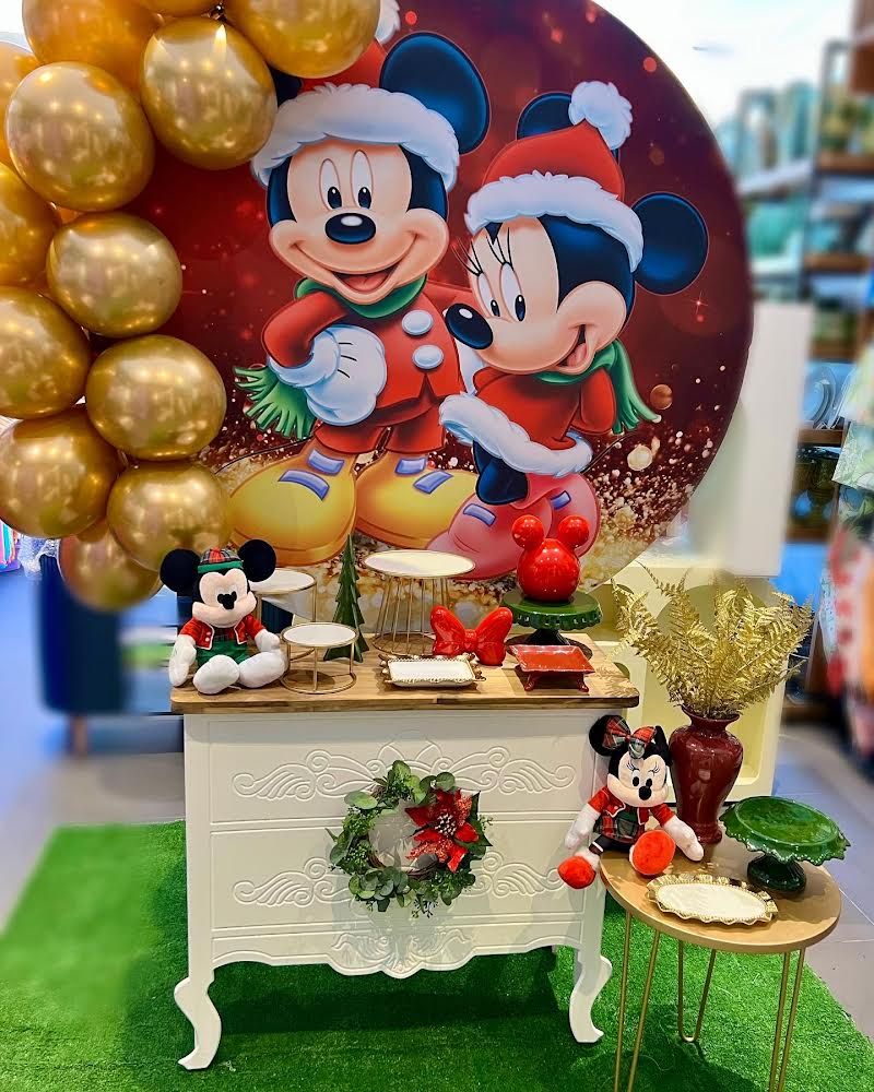 Decoração de Natal com painel redondo e mesa posta
