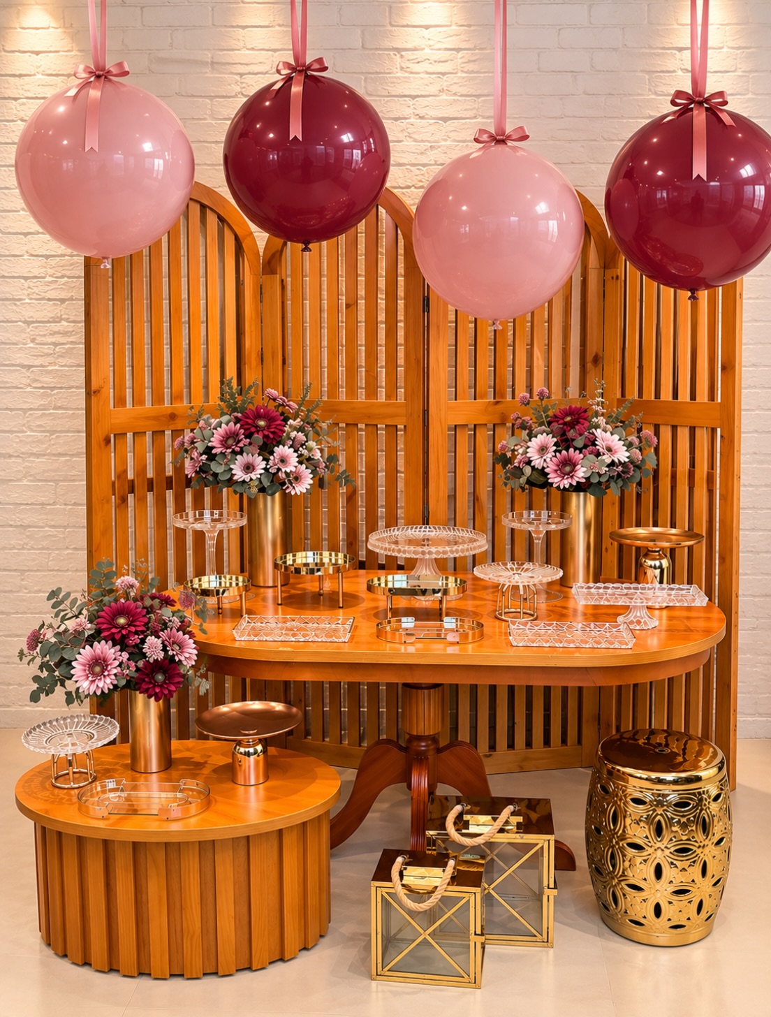 Mesa de doces com biombo de madeira, balões e flores